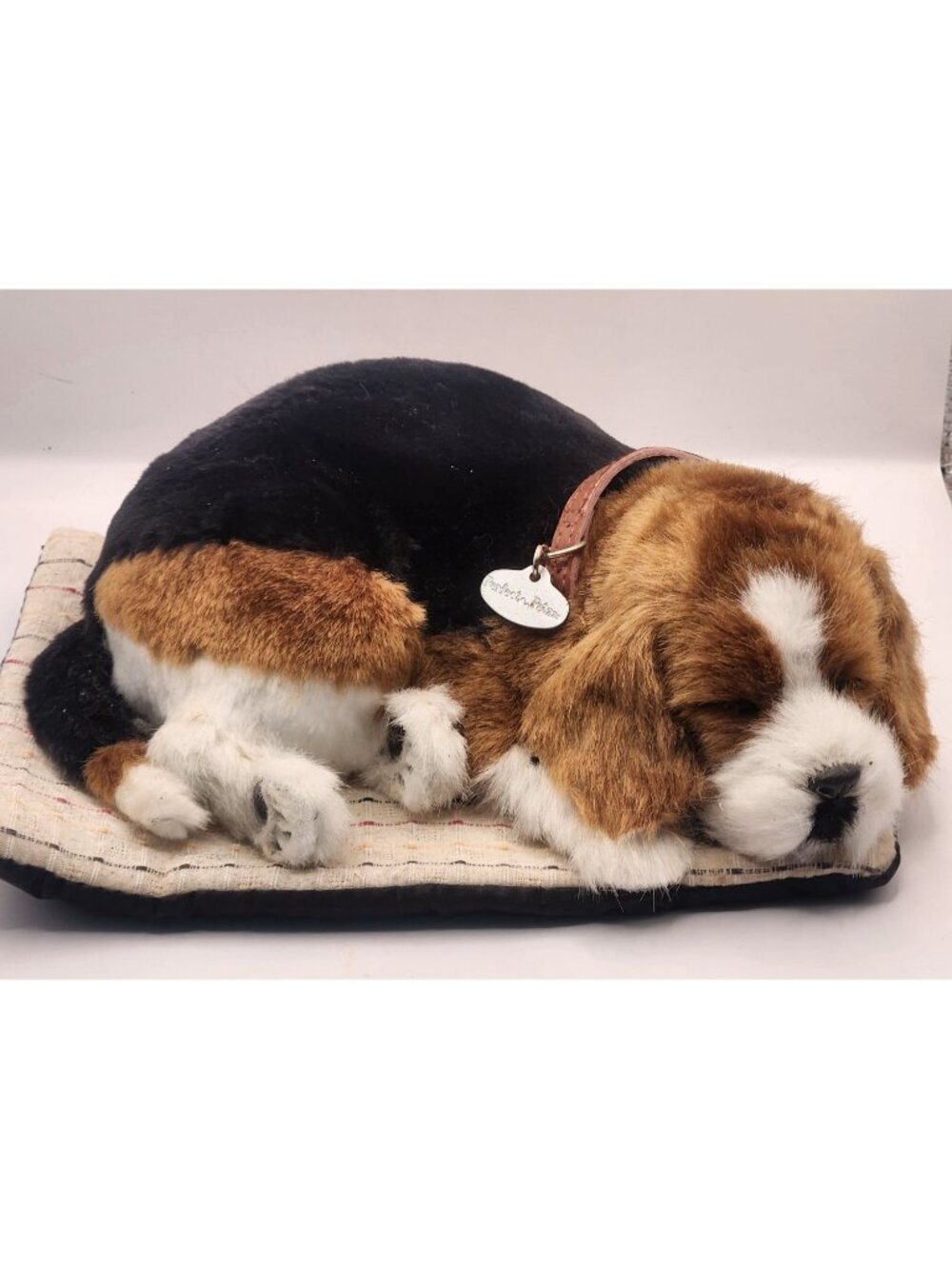 Perfect Petzzz breathable plush toy beagle in a red carry tote.